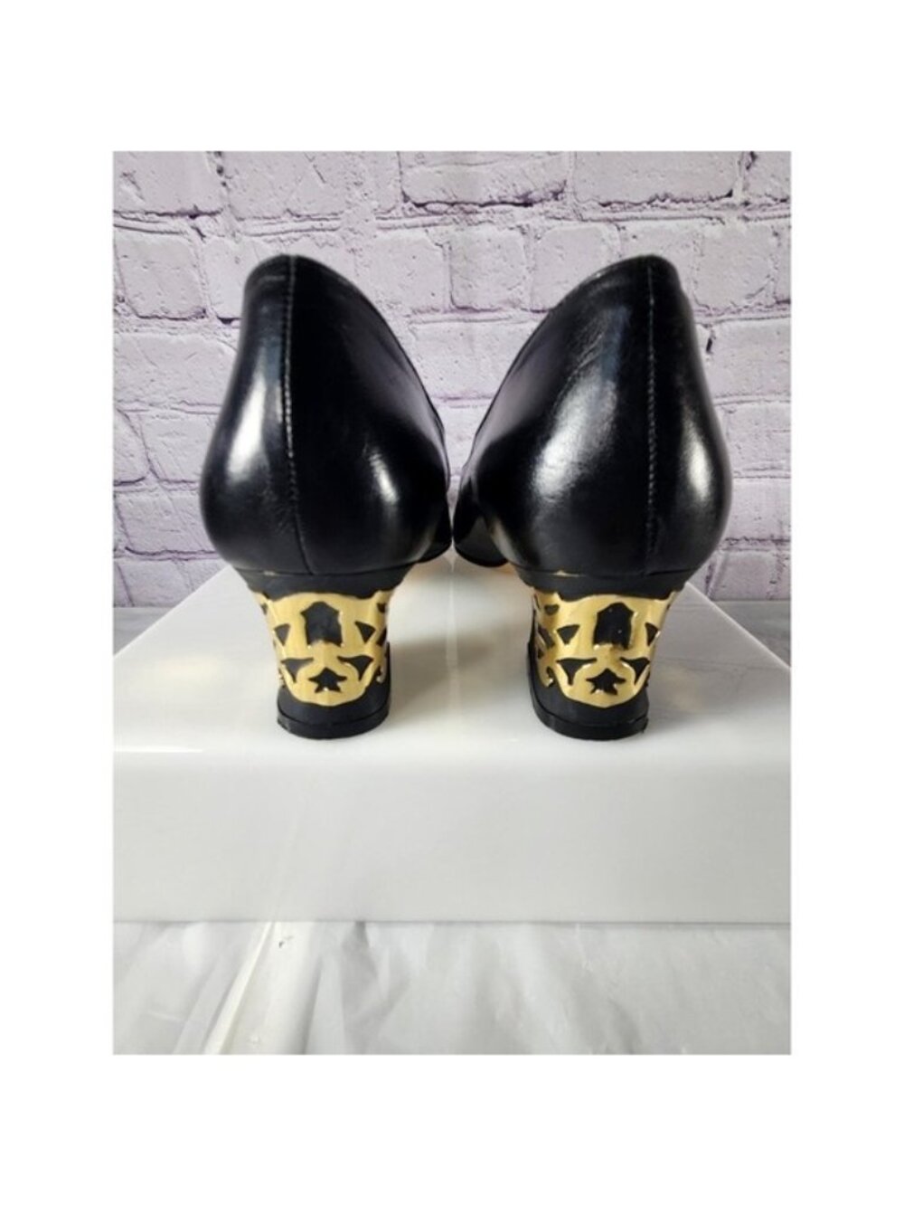 Joel Parker Black Leather  Gold Accent On Heels Made In Italy Size 8 Stylish